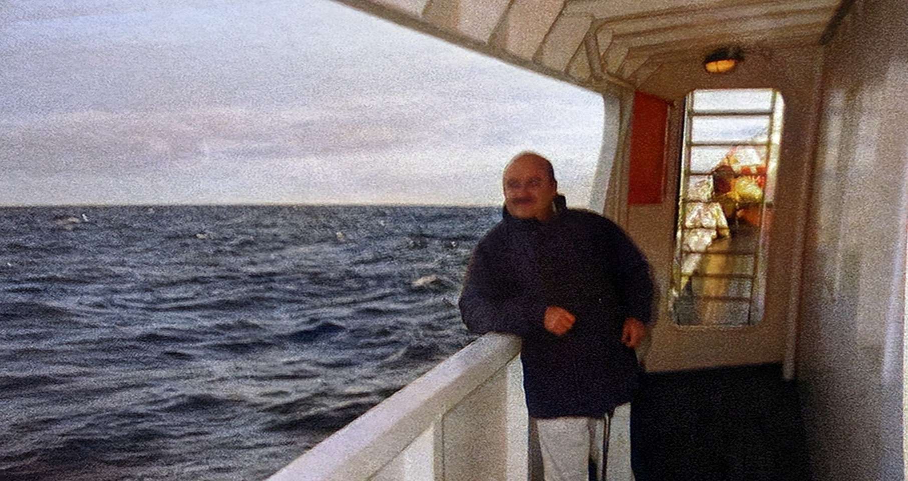 Toti mirando el mar desde la borda